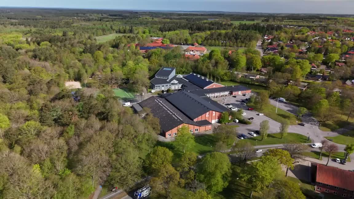 Sportspark Blaavandshuk: springcenter, padel og kunstgræs set fra luften