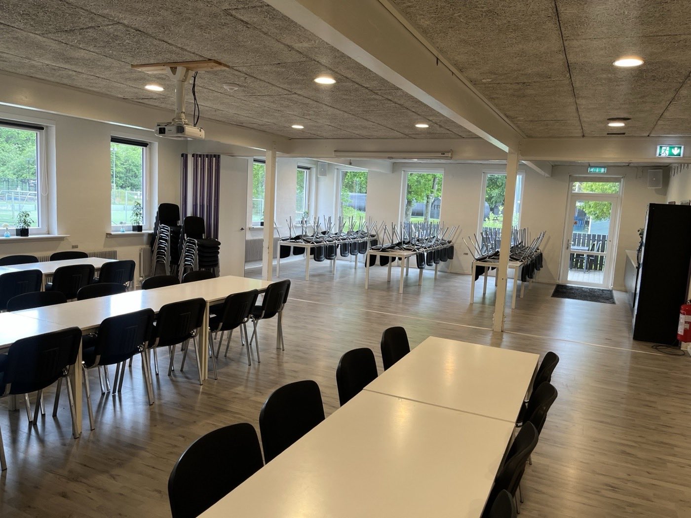 Kafeteriet i Sportspark Blaavandshuk med lange borde og store vinduer