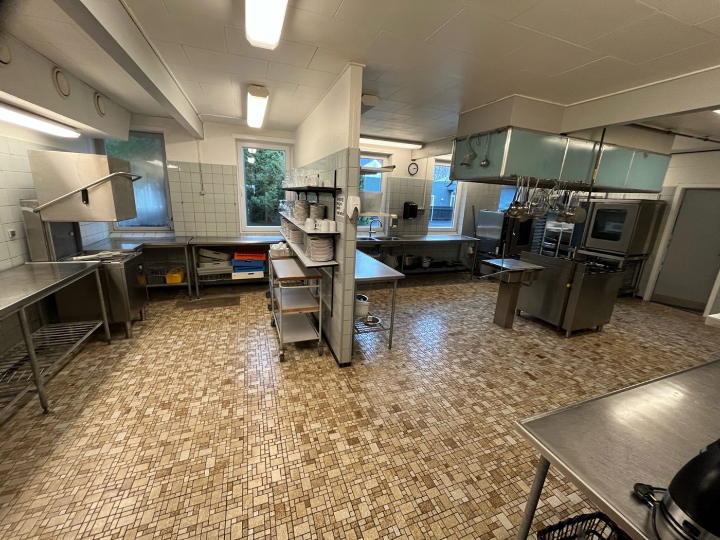 Storkøkkenet med flere arbejdsstationer